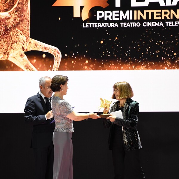 Min-Plen-Cecilia Piccioni Premia Gaetano Marrone